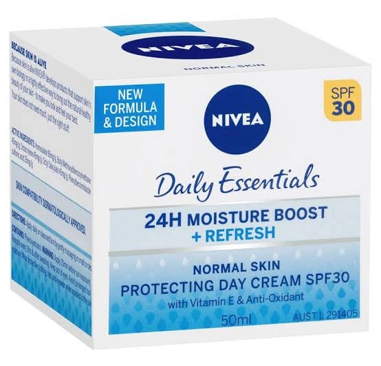DAILY ESSENTIALS LIGHT MOISTURISING DAY CREAM